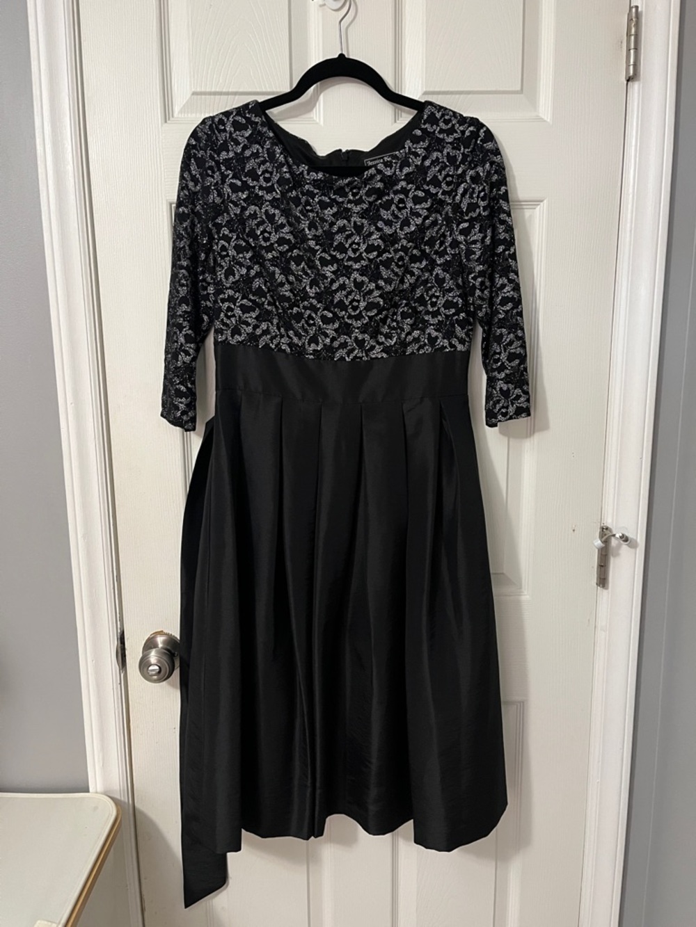 Jessica Howard Black and Silver Lace Dress Top